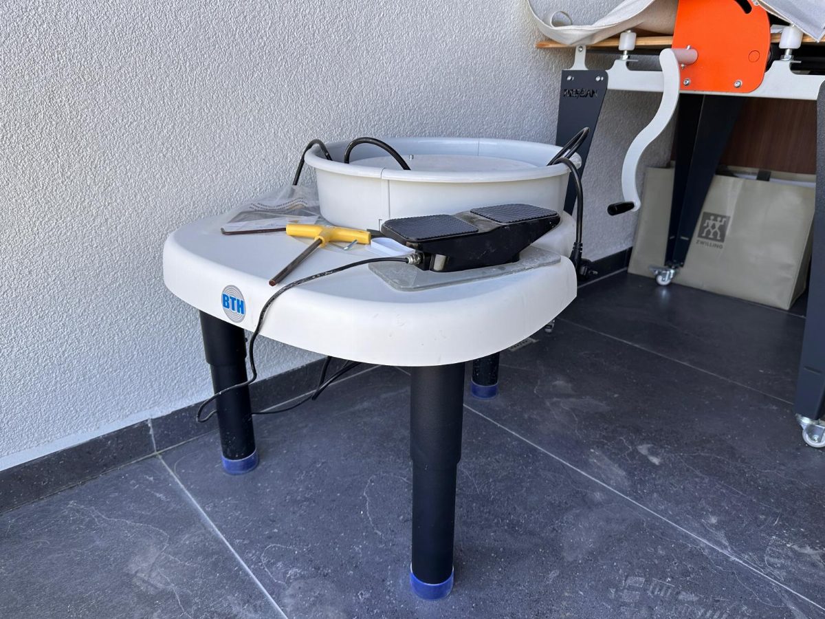 Çömlek tornası workshop'u için atölyedeki elektrikli torna
