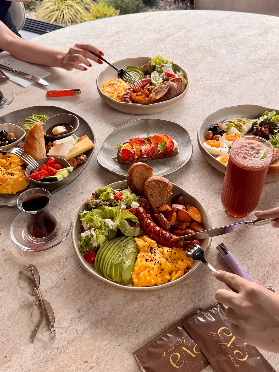Kahvaltı masası: bowl'lar, ekmek üstü lezzetler ve taze içecekler